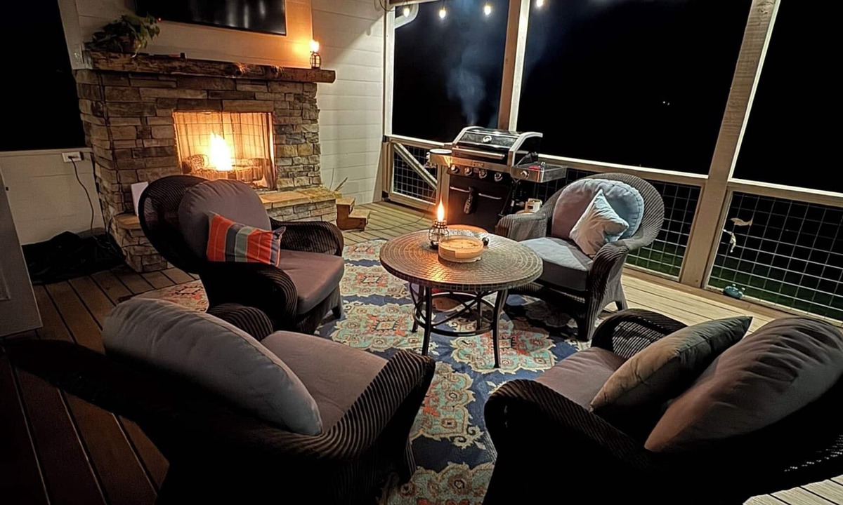 Leicester House | Asheville Farmhouse Rental - Hot Tub - Mountain Views - Near Biltmore- 40 Acres