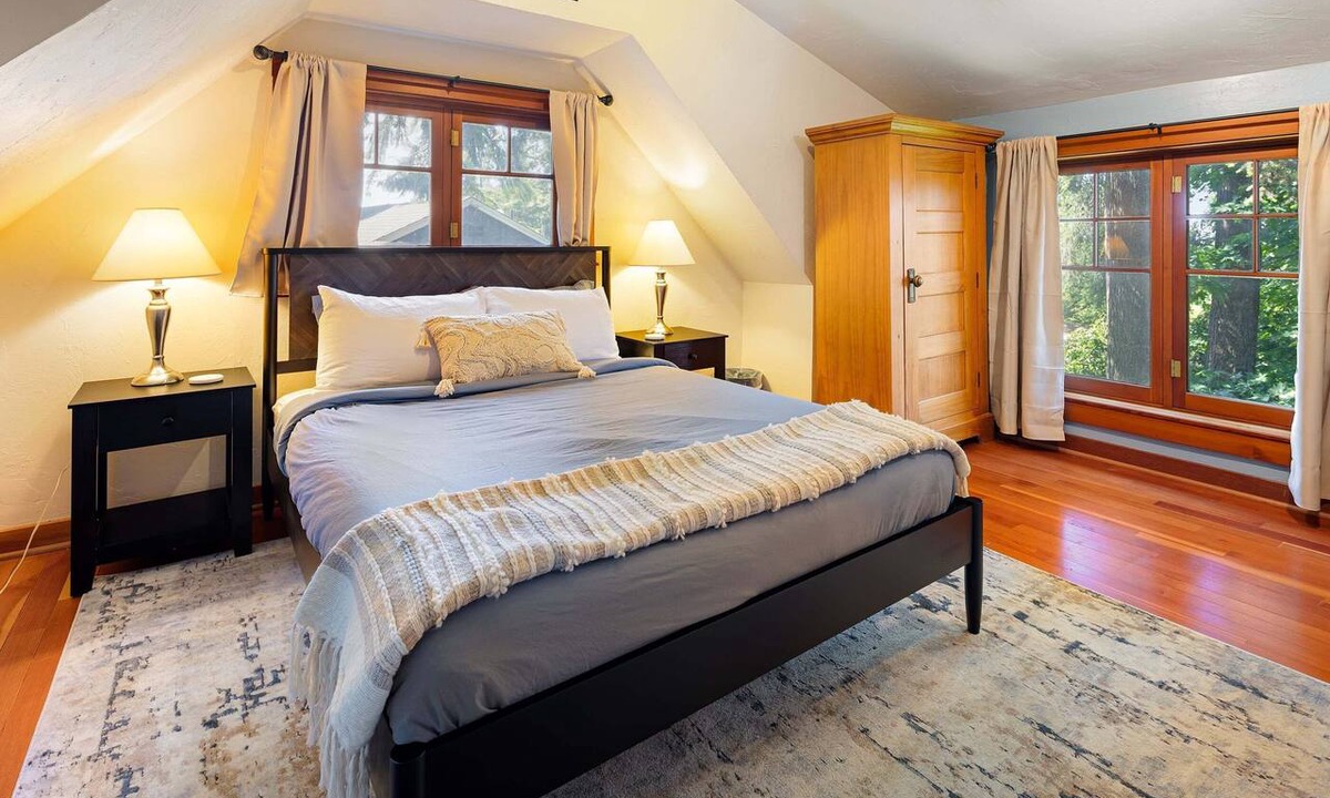 College Hill House | Craftsman Grove - 10 Minutes To Campus 4 Bedroom Home