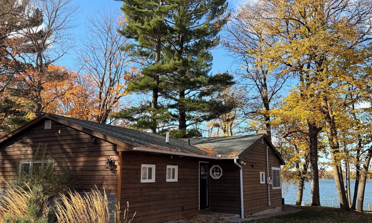 Pine City Cabin | Escape to our cozy Lakeside Cabin-great sunset views-1 hour from Cities
