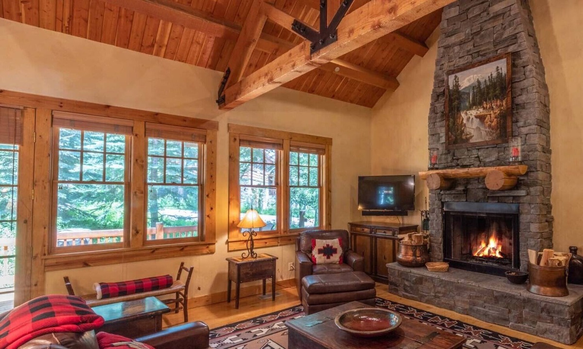 Granite Ridge House | JHRL - Beautifually decorated Western 4-bedroom Homestead - Private hot tub in the woods