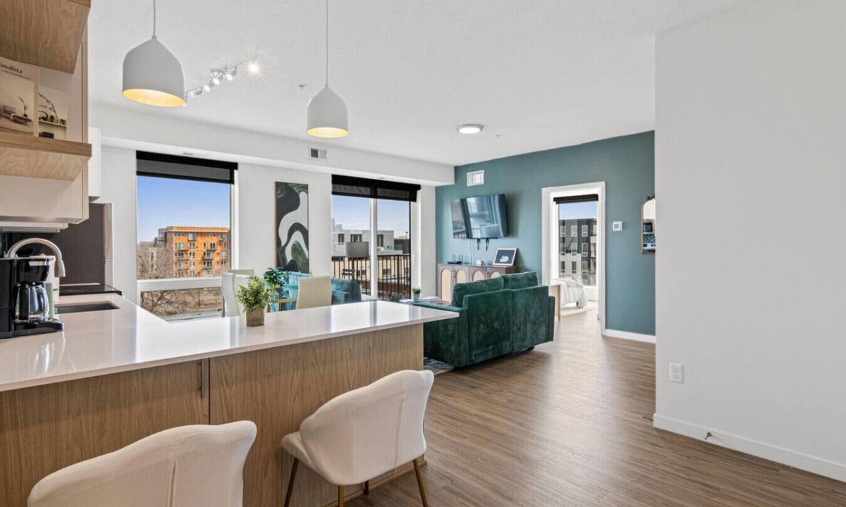 Lyn-Lake Apartment | Luxury Uptown 2Bed Condo with Patio |Gym |Office