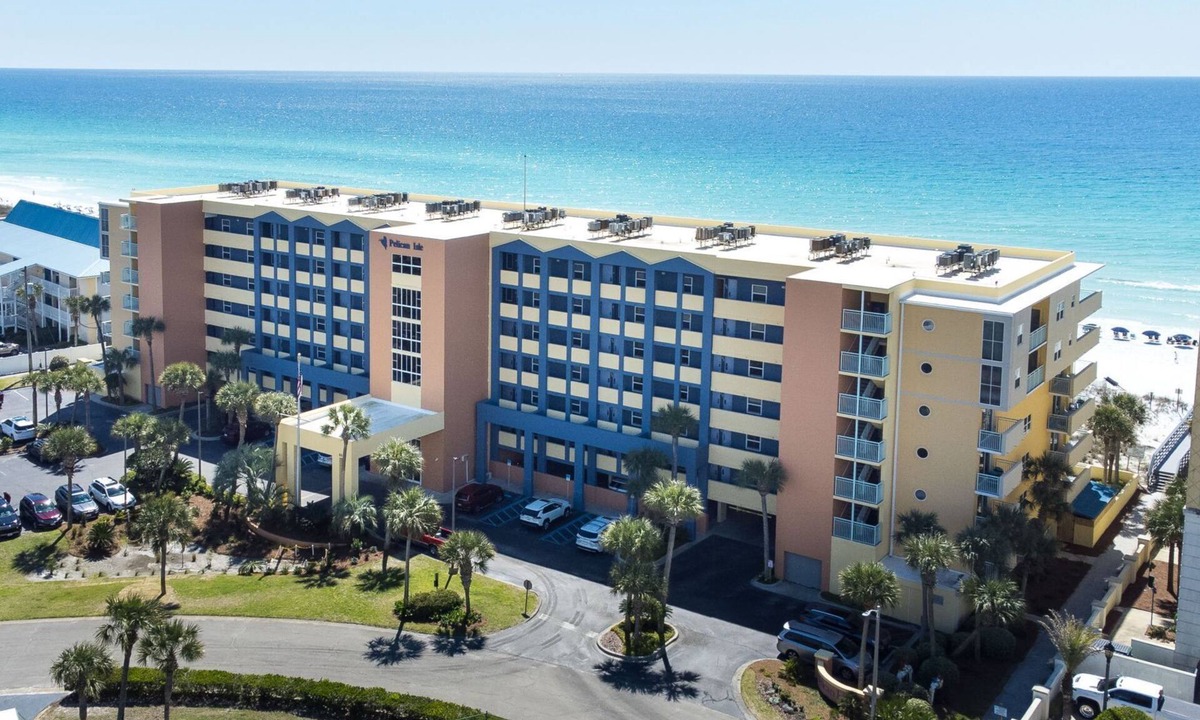 Fort Walton Beach Condo | Pelican Isle #207: Stunning Decor. Gulf-front. Pool, Beach Svc, King BR+bunkies