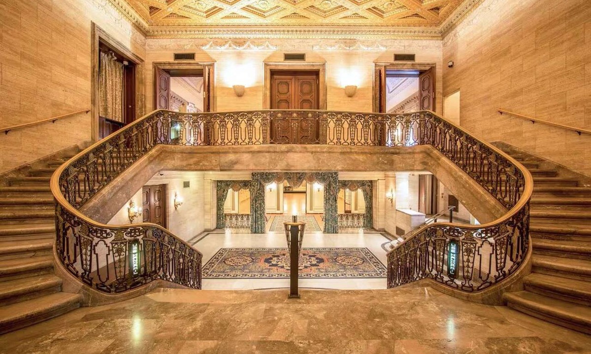 Downtown Wilmington Hotel | Signature Suite + Restaurant & Area Shuttle