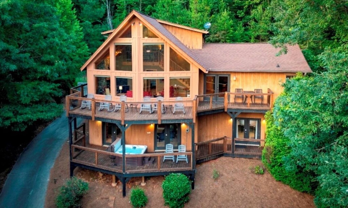 Clarkesville Cabin | Welcome to the Red Star Lodge near Helen, Georgia, a friends and family retreat!