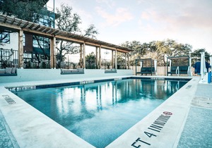 Comforts of Home on South Congress, 2 Full XL Beds w/Pool, Gym, Sparkling Cafe! in Austin