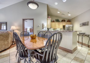 Cozy condo w/free attraction tickets, jetted tub, & pool/hot tub - walk downtown in Gatlinburg