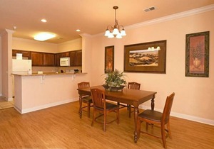 Everything You Need For The Perfect Vacation! Free Parking, Pool, Pet-friendly in Davenport