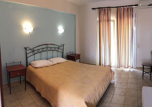 Fully equipped studios in the center of the village only 70m from the beach in Metamorfosi