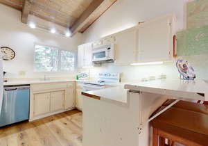 Mammoth Estates 203 Pet-friendly Large Mountain Condo with Wood Burning Fireplace by RedAwning in Mammoth Lakes