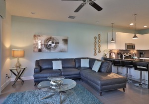 ★ Modern 6 Guest End Townhome - Pool & Balcony ★ in Clermont