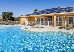 ★ Modern 6 Guest End Townhome - Pool & Balcony ★ in Clermont