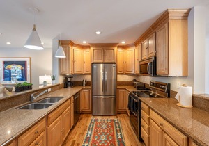 Wind River 3: Teton Village-Walk to Ski/Lift Sleeps 10- Pool/Hot Tub Access in Teton Village