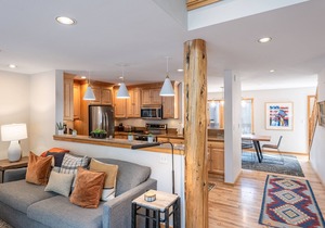 Wind River 3: Teton Village-Walk to Ski/Lift Sleeps 10- Pool/Hot Tub Access in Teton Village