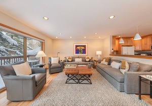 Wind River 3: Teton Village-Walk to Ski/Lift Sleeps 10- Pool/Hot Tub Access in Teton Village