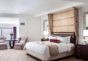 Your Home Away From Home! Outdoor Pool, FREE Parking, Near The Neon Museum! in Las Vegas