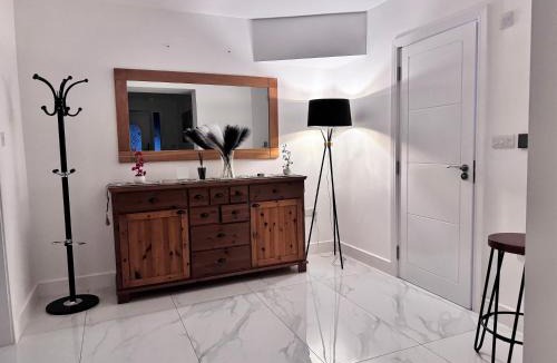 East Grinstead House | 1 Orchard Farm Cottages Sleeps 10, Open plan Kitchen & Large Garden