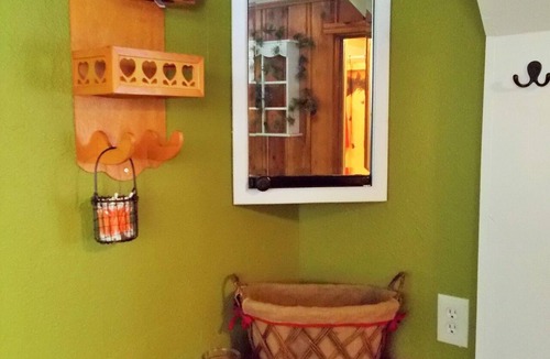 Drake Cabin | 2bed 1bath unit with deck and hot tub, on the river 5 min to Estes park
