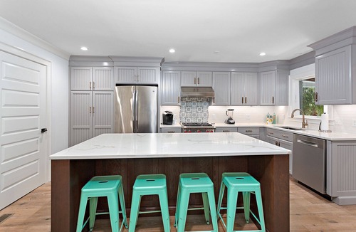 East Beach House | A Wave From It All: Private Heated Pool, Putting Green, Walk to East Beach