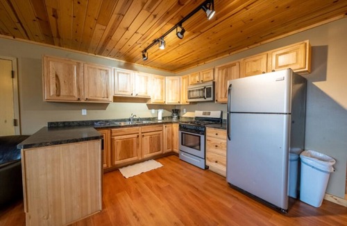 Isle Hotel | Cabin 11 is a 1-bedroom with WiFi ground floor patio overlooking Mille Lacs Lake