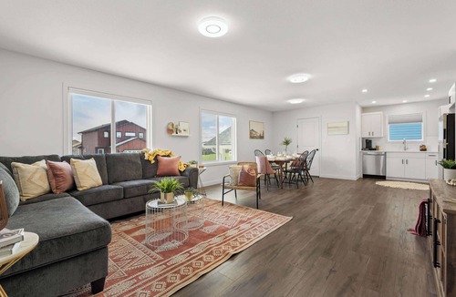 Pincher Creek House | Centre Peak View | Perfect for Families | Sleeps 9