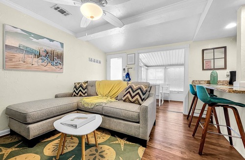 Bradenton Beach Apartment | Charming Beach Rental Walk 2 Beach & Bridge St