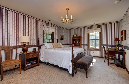 Ozark House | Conveniently located charming carriage house in historic neighborhood.