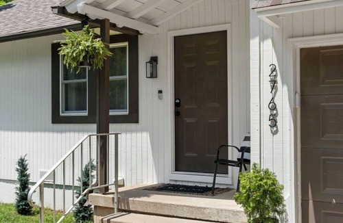 Springfield House | Cozy&Quiet Modern Retreat - Near Hwy 65 - Fully Fenced Yard