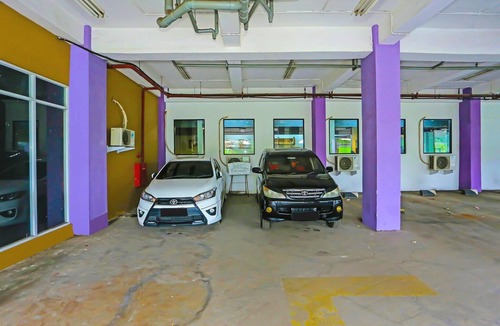 East Jakarta House | Cozy Twin Escape with Free WiFi and Parking