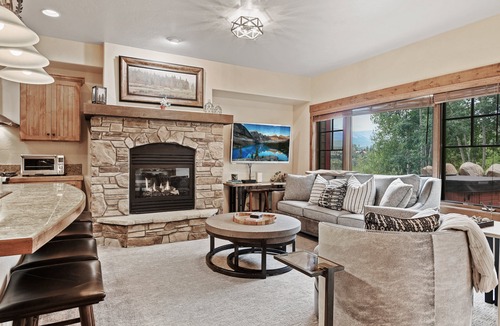 Bear Crossing House | Downtown WP Villa 835 I Private Hot Tub I Views I Work Desk I Bunk Room I Discounted Attractions