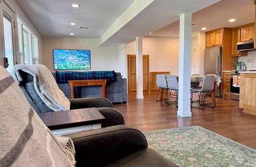Amazon House | Ducks vs Huskies Weekend Special, 5 Mins to South Eugene Shuttle
