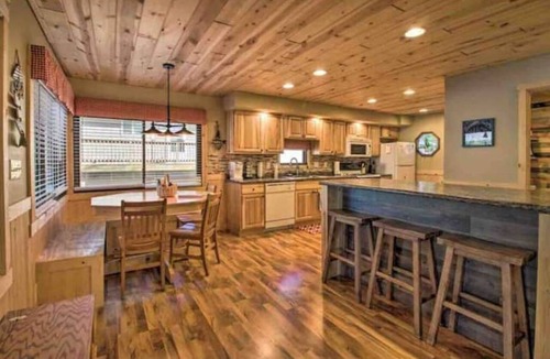 Pine City Cabin | Escape to our cozy Lakeside Cabin-great sunset views-1 hour from Cities