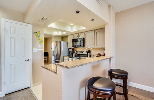 Gardens Development House | Golf View Resort Like Living in Heart of Old Town - 2 Bd + Den, 2 Ba, garage!