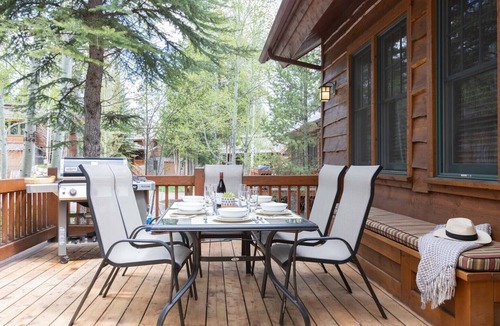 Granite Ridge House | JHRL - Beautifually decorated Western 4-bedroom Homestead - Private hot tub in the woods