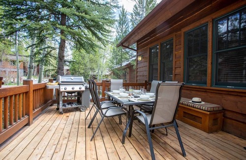 Granite Ridge House | JHRL - Beautifually decorated Western 4-bedroom Homestead - Private hot tub in the woods