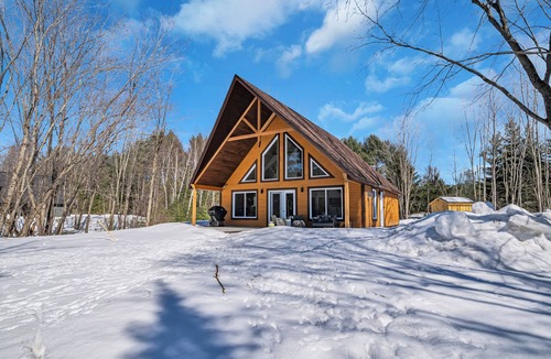 Fort Coulonge Ski Chalet | Kellys On The River Mansfield Quebec - 3 bedrooms with kayaks.