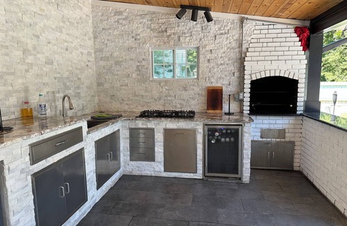 East Cobb House | Luxurious House with Heated Jacuzzi & Pool