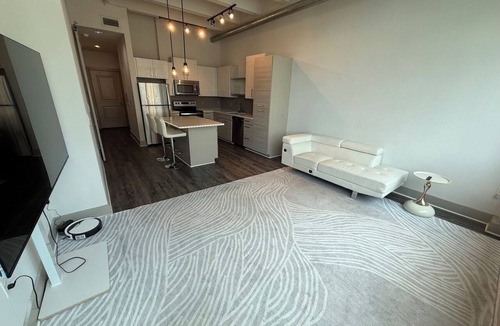 Downtown Atlanta Apartment | Luxury Highrise 20th floor 2-bed 2 bath in Atlanta GREAT PRICE w Gym Pool