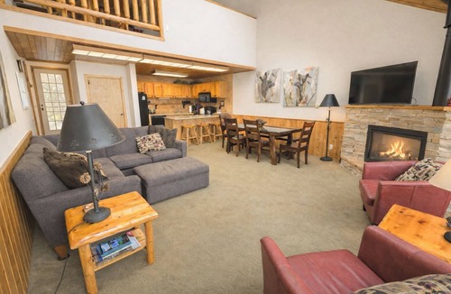 Two Harbors Condo | North Shore Nirvana: Lakefront, Deck, Fireplace