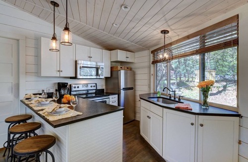 Highlands Cabin | One Block From Main Street. Somehow Completely Peaceful | Old Farm Road Cottage