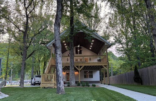 Florence House | Peaceful Shoal Creek Retreat - Sleeps 14, Lakefront Views!