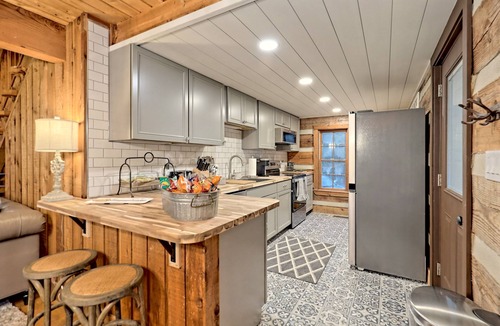 Tiger Cabin | Private, Guest Favorite Cabin, Fire Pit, Close to Hiking and Downtown Clayton!