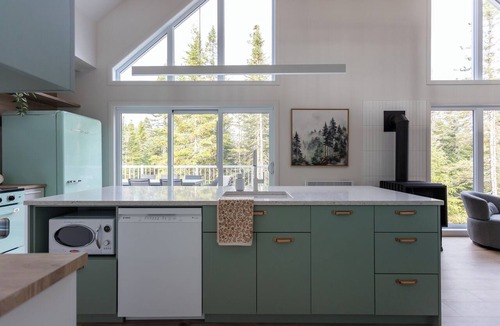 Shannon House | Private Lakefront Chalet with Spa, Arcade & Retro Vibes