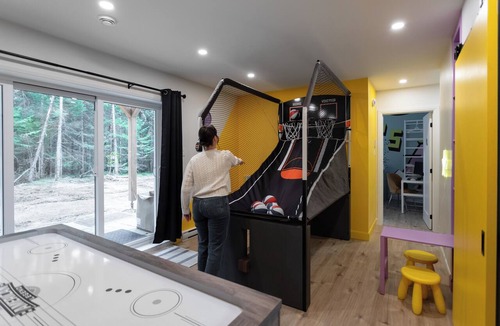 Shannon House | Private Lakefront Chalet with Spa, Arcade & Retro Vibes