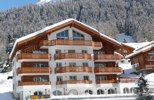 Leukerbad Apartment | Residenz Iris Leukerbad # 7-bed apartment, Dusche und Bad, WC by Interhome