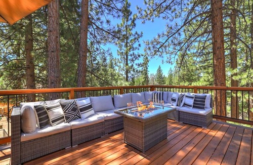 Round Hill Village House | Round Hill Retreat | Sleeps 10 | BBQ & Soaking Tub