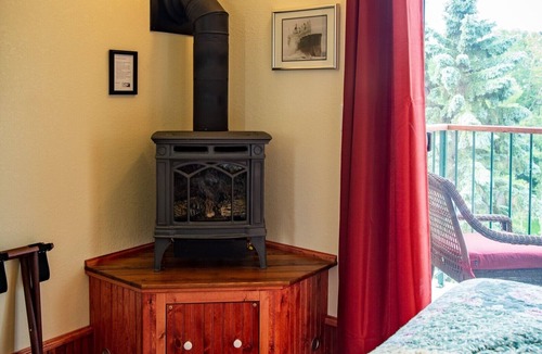 Croftville Resort | The Inn at Croftville Road Cottages #8. On the Shore of Lake Superior.