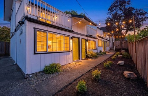 Friendly Apartment | U Oregon | King & Queen Beds | Patio & Deck