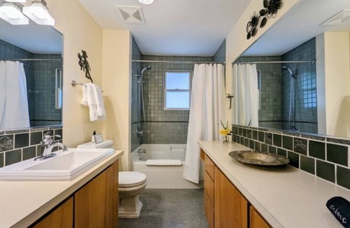Sherwood Other | Vineyard Farmhouse Stay with Mt. Hood Views. Spacious and Ideal for Large Groups