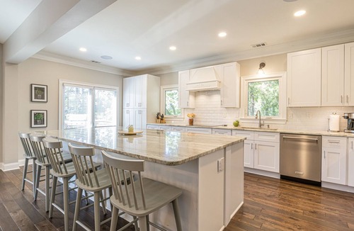 Gainesville House | Water's Edge – Steps from the lake w/firepit, large entertaining spaces & more