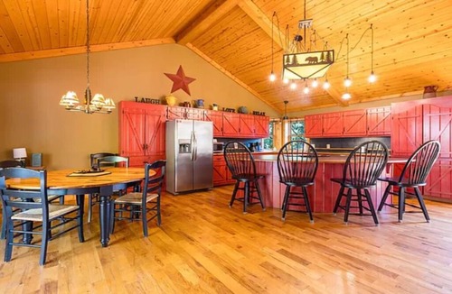 Clarkesville Cabin | Welcome to the Red Star Lodge near Helen, Georgia, a friends and family retreat!